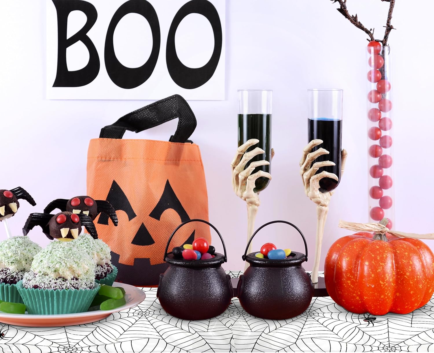 Gift Boutique 6 manteles desechables de telaraña de Halloween de 54 x 108 pulgadas, rectangulares de telarañas negras sobre cubierta de plástico