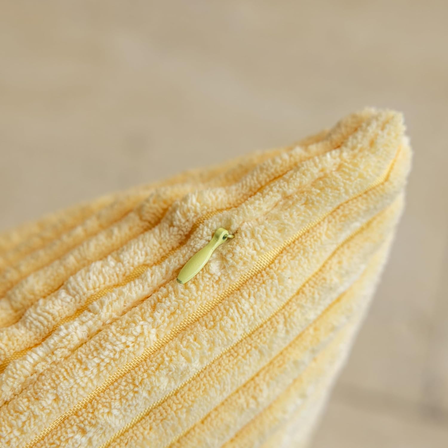 Home Brilliant Juego de 2 fundas de almohada amarillas decorativas de verano de pana a rayas de terciopelo de felpa para sofá. 18 x 18 pulgadas,