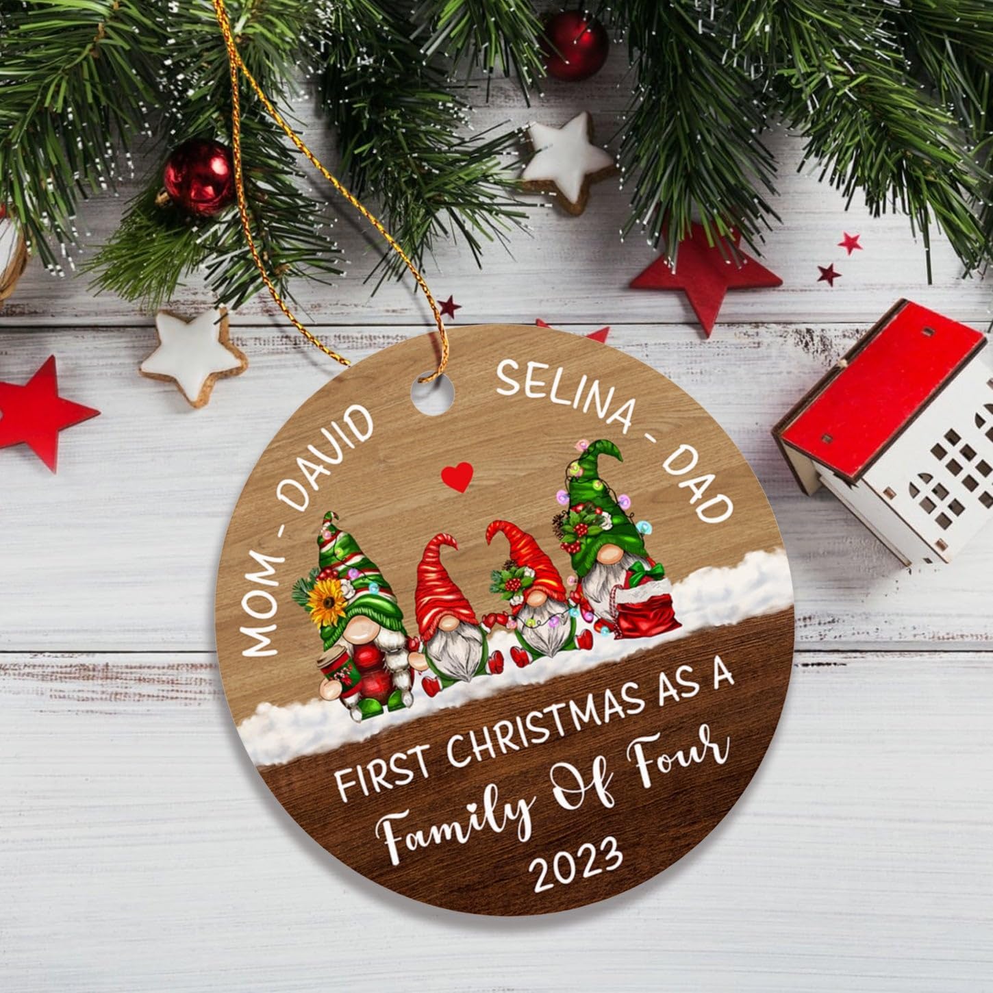 Adorno de gnomo de nuevos padres, regalo de recuerdo personalizado para la primera Navidad como familia de cuatro, adorno de Navidad 2024, regalo de