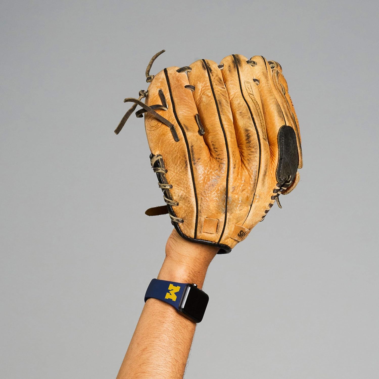 Affinity Bands Michigan Wolverines – Paquete combinado de correa deportiva de silicona y funda compatible con Apple Watch y AirPods Pro
