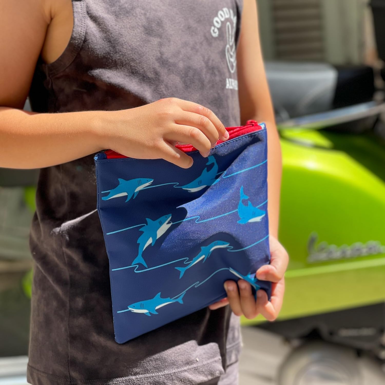 Yumbox Bolsas reutilizables para sándwiches y aperitivos (paquete de 2) divertidas impresiones de tiburones para niños pequeños y niños, ecológicas,