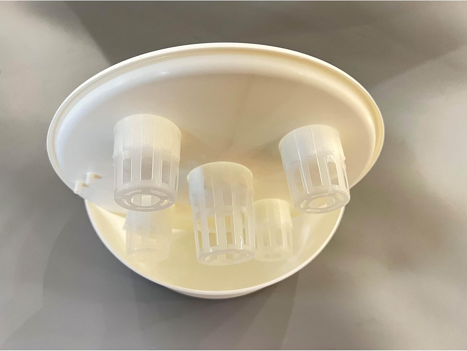 LYLEE Sistema de riego automático para plantas en maceta, paquete de 4 unidades, succión automática redonda blanca con sensor de humedad, maceta