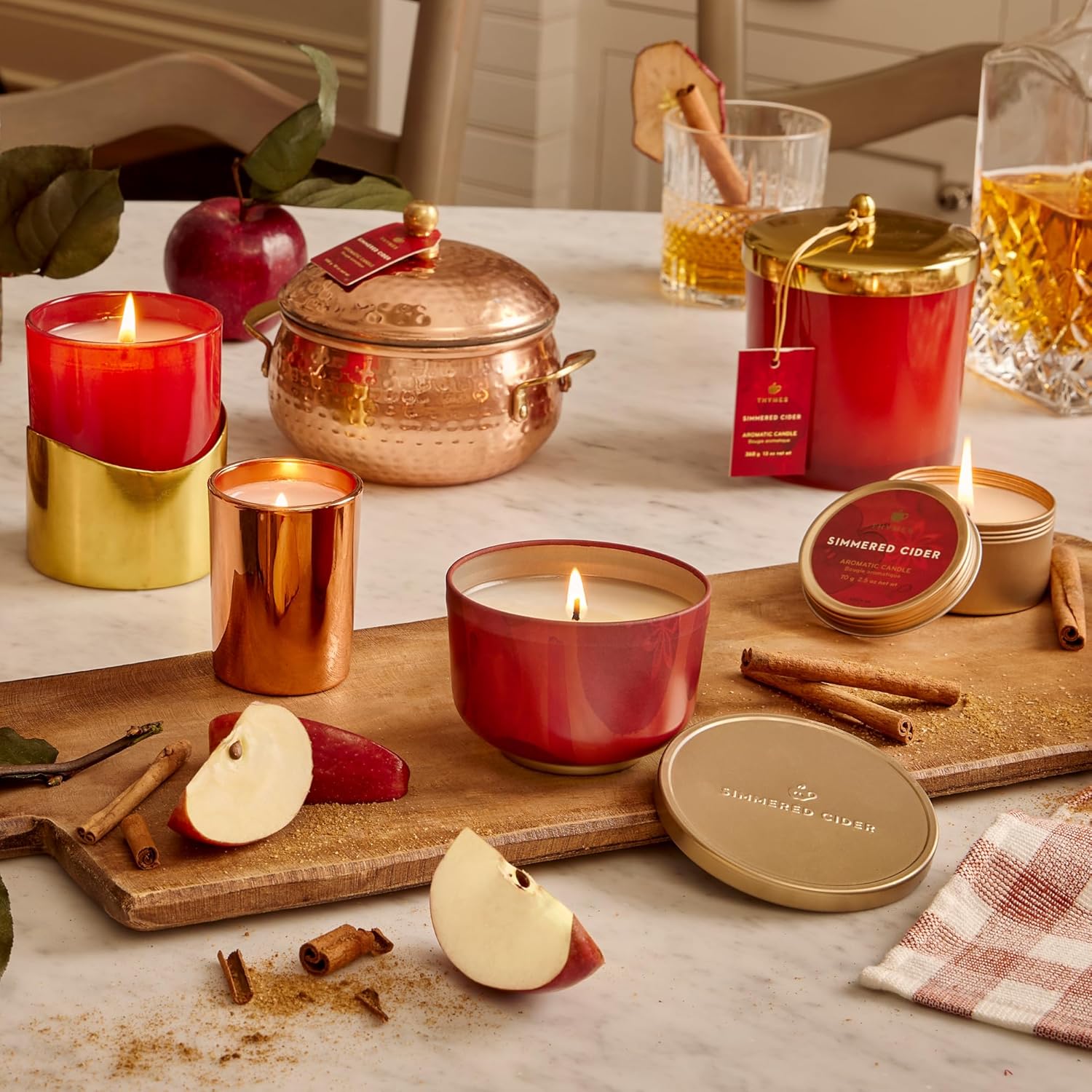 Thymes Lata de vela vertida de sidra a fuego lento con tapa dorada, vela perfumada con un cálido aroma a manzana, fragancia de lujo para el hogar,