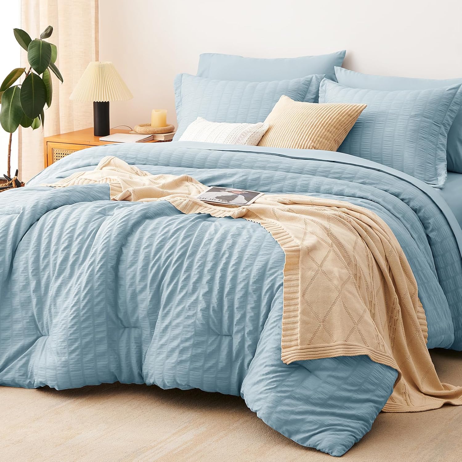 CozyLux Juego de edredón de sirsaca tamaño King con cama azul claro en una bolsa, juego de ropa de cama de 7 piezas para todas las estaciones con