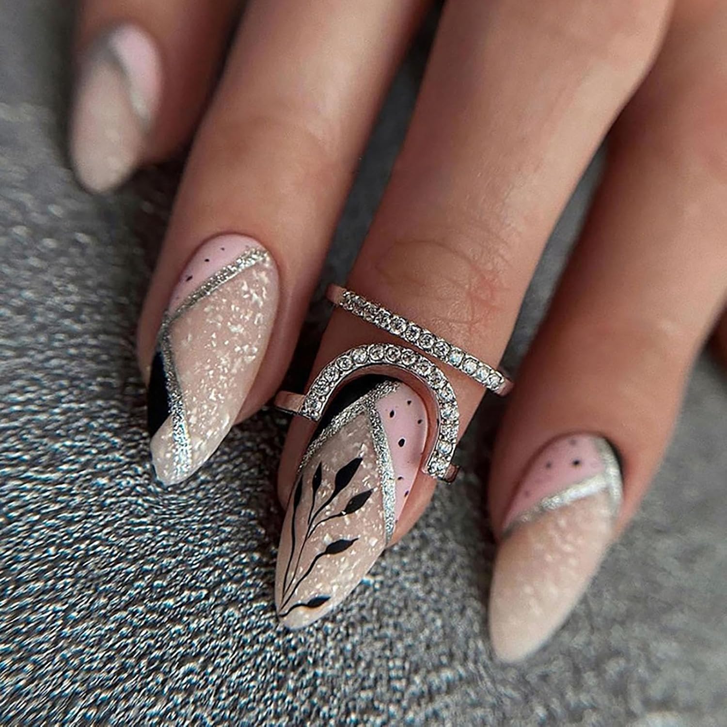 Uñas postizas a presión medianas de almendra, uñas postizas SWEKKE de cobertura completa de mármol rosa con purpurina con diseños de hojas, uñas