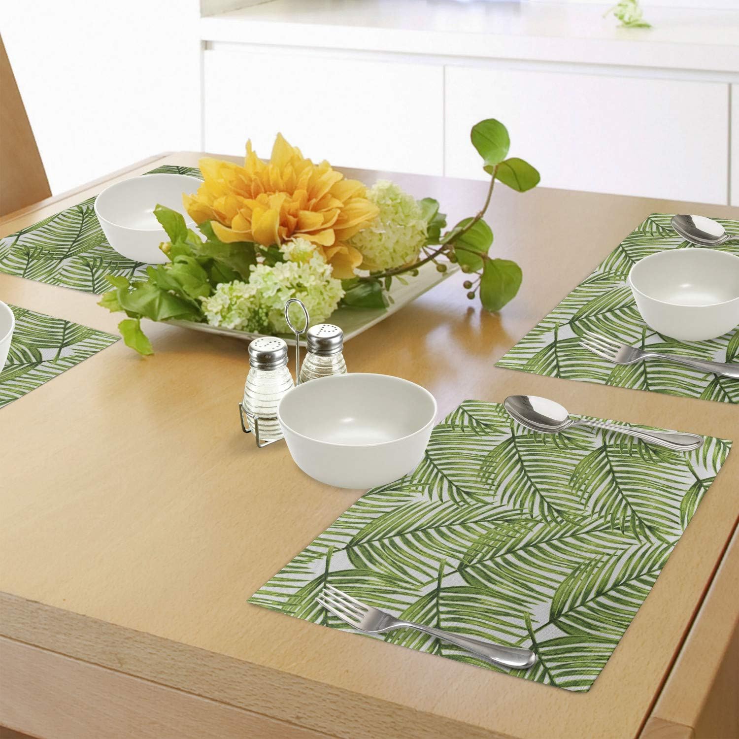 Ambesonne Juego de 4 manteles individuales para plantas, hojas fascinantes en ramas, diseño exótico, arreglo floral verde con temática de selva,