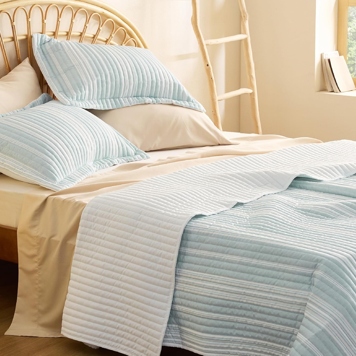 Bedsure Juego de edredón a rayas tamaño Queen, juego de ropa de cama reversible color aguamarina, colcha ligera de 3 piezas, juego de edredón de