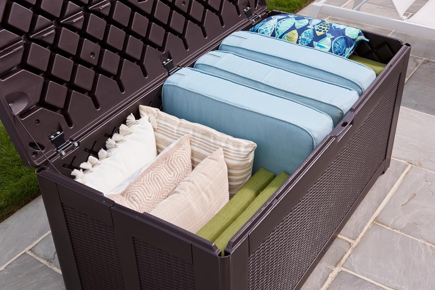 Rubbermaid Caja de almacenamiento de resina extragrande para exteriores (134 galones), resistente a la intemperie, marrón, organización de cubierta