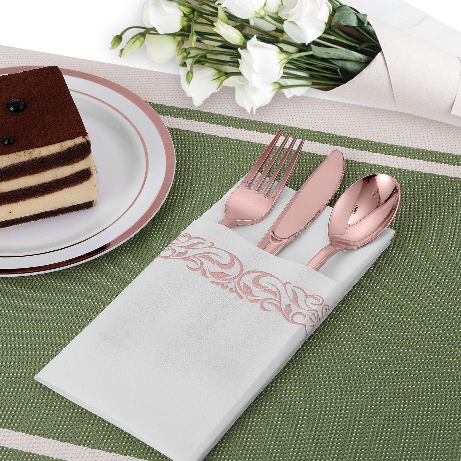 Juego de vajilla desechable de 700 piezas de oro rosa para 100 invitados, platos de plástico con borde de oro rosa, 100 platos llanos, 100 platos de