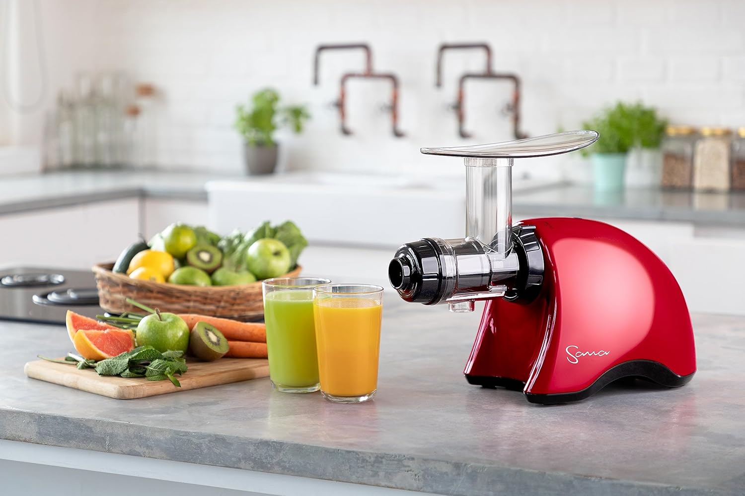 Cold Press SANA 707 Exprimidor clásico horizontal de velocidad lentabaja  Fácil de limpiar, potente motor, alimentación automática, compacto,