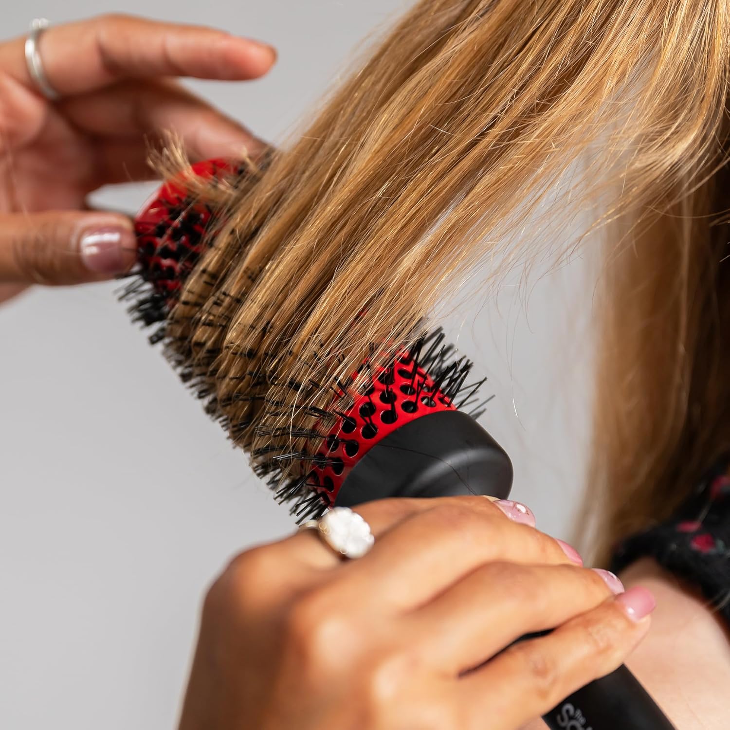Cepillo redondo de cerámica con infusión de iones  Cepillo de calidad de salón para secado con soplado  Fija el cabello seco o dañado  Cepillo de