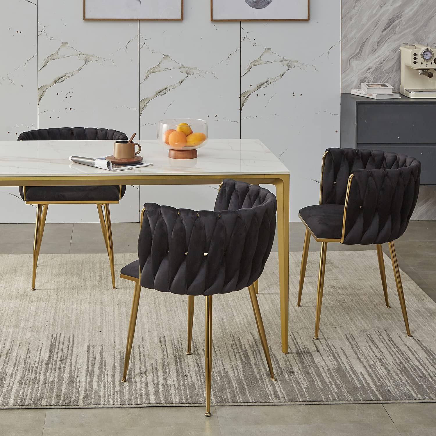 Tsuysi Juego de 4 sillas de comedor de terciopelo negro, sillas de comedor tapizadas con patas de metal dorado, silla de comedor tejida moderna para