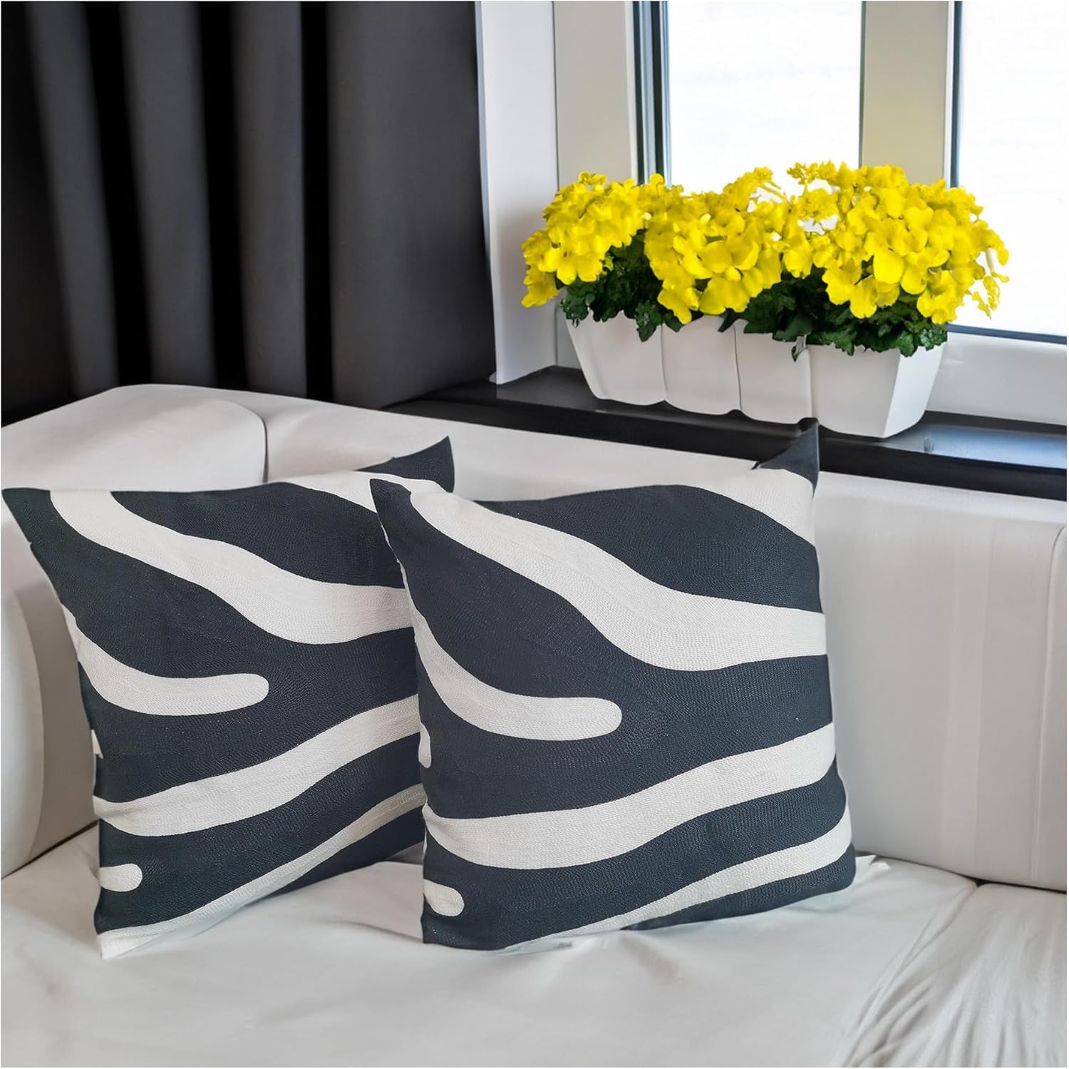 Aitliving Paquete de 2 fundas de almohada decorativas con diseño de cebra, diseño de rayas de animales, color gris oscuro, blanco y negro, bordada,