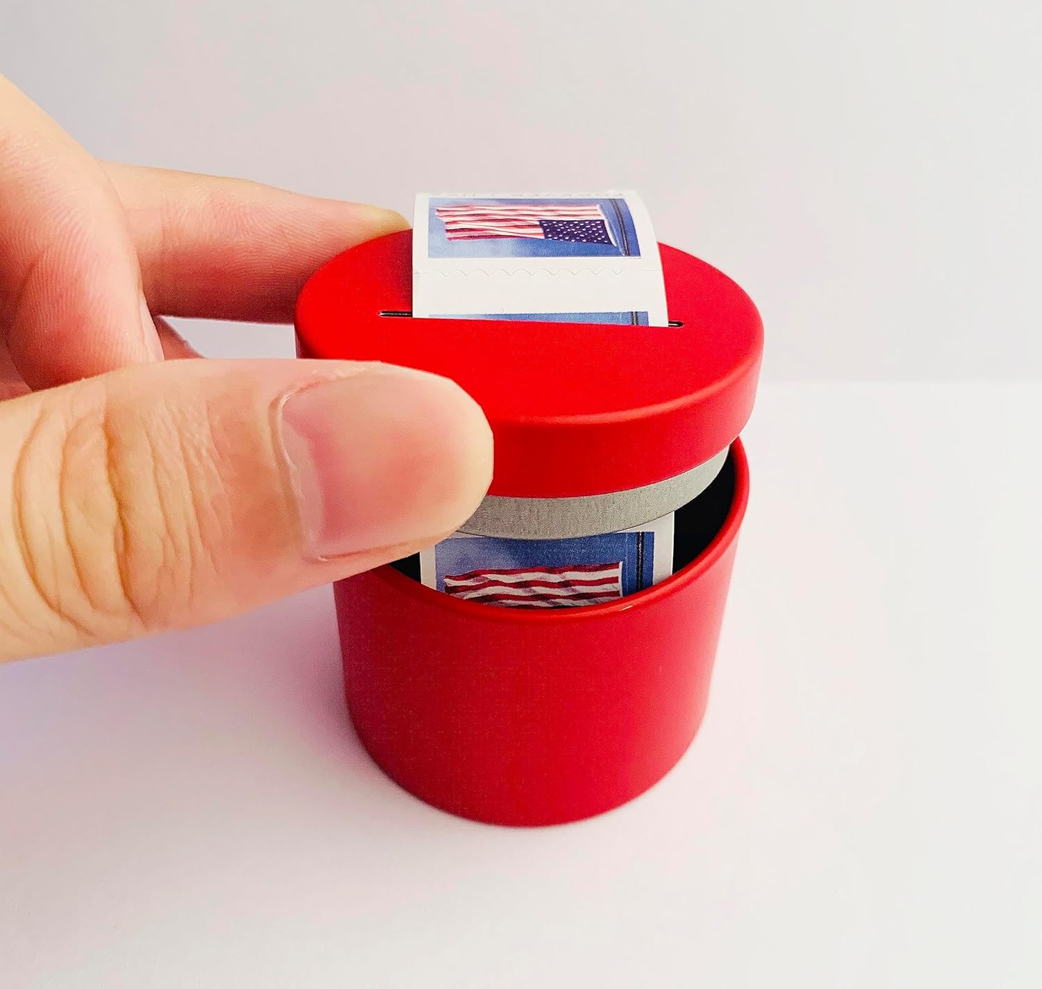 Dispensador de sellos postales, dispensador de rollos de sellos, dispensador de sellos de hierro rojo, compacto y resistente a los impactos para la