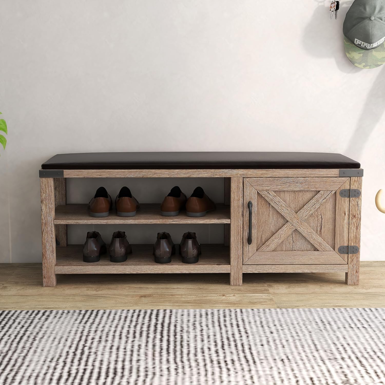 Banco de zapatos de entrada de madera marrón claro de 47 pulgadas con puerta de granero, espacio de almacenamiento de 2 niveles, fácil montaje