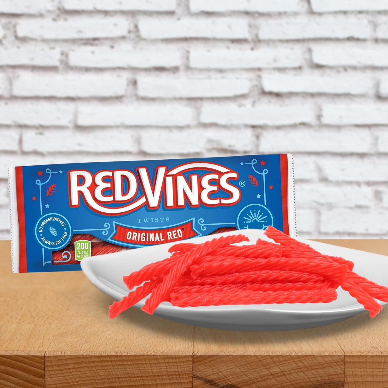 Giros de regaliz rojo, cuerdas de gomita con sabor a cereza masticable, aperitivos clásicos para fiesta de cumpleaños, 2 onzas (paquete de 3)