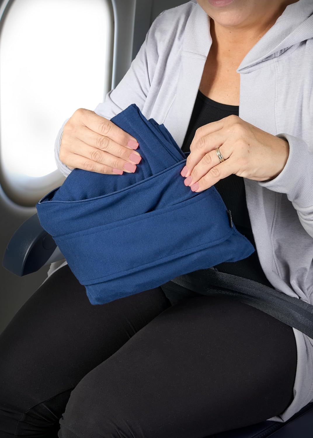 Brookstone Manta de viaje – Manta de viaje 2 en 1 de forro polar suave y cálida con bolsa de transporte – Manta compacta de viaje para automóvil y
