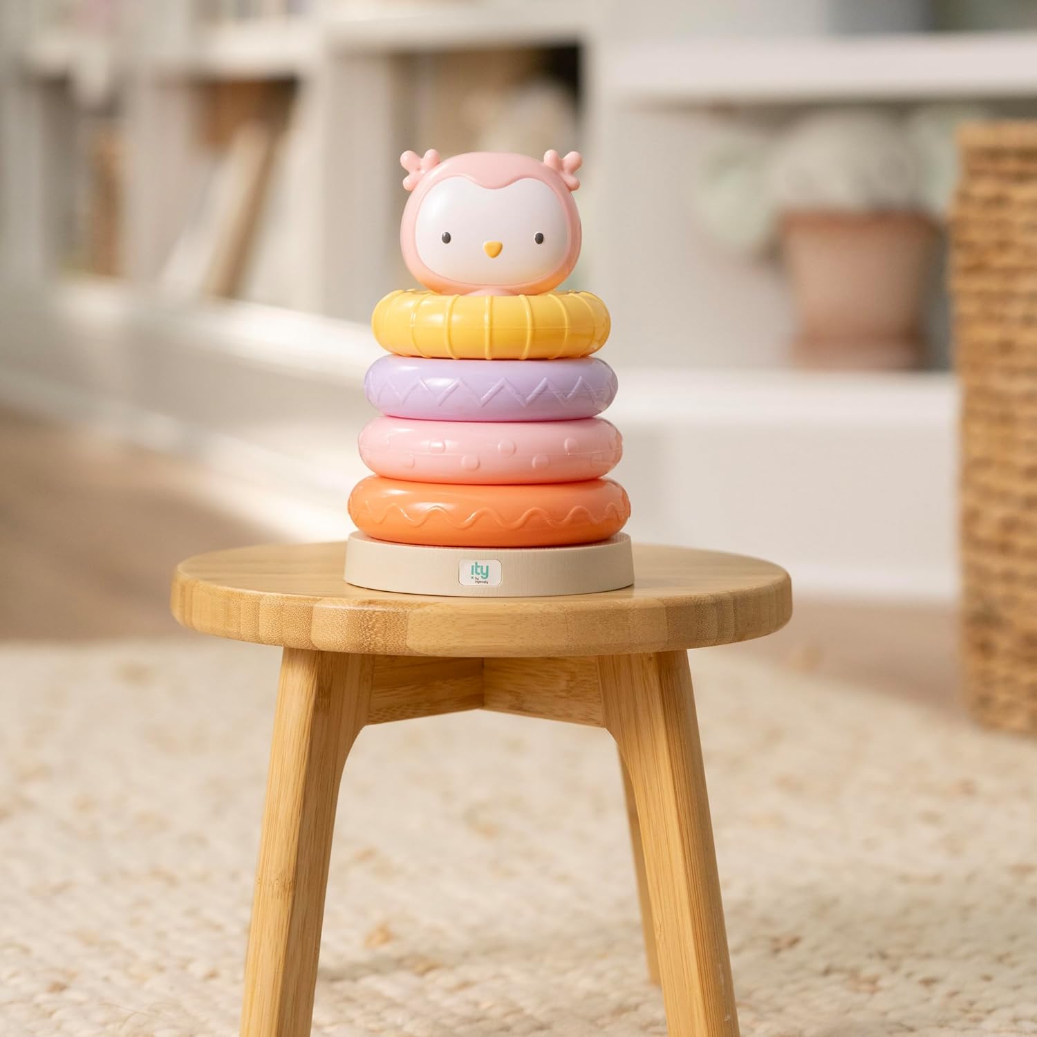 INGENUITY ity Cutie Stacks, 4 anillos sin BPA, soporte de madera sintética, decoración de búho, unisex, para edades de 6 meses en adelante – Nally