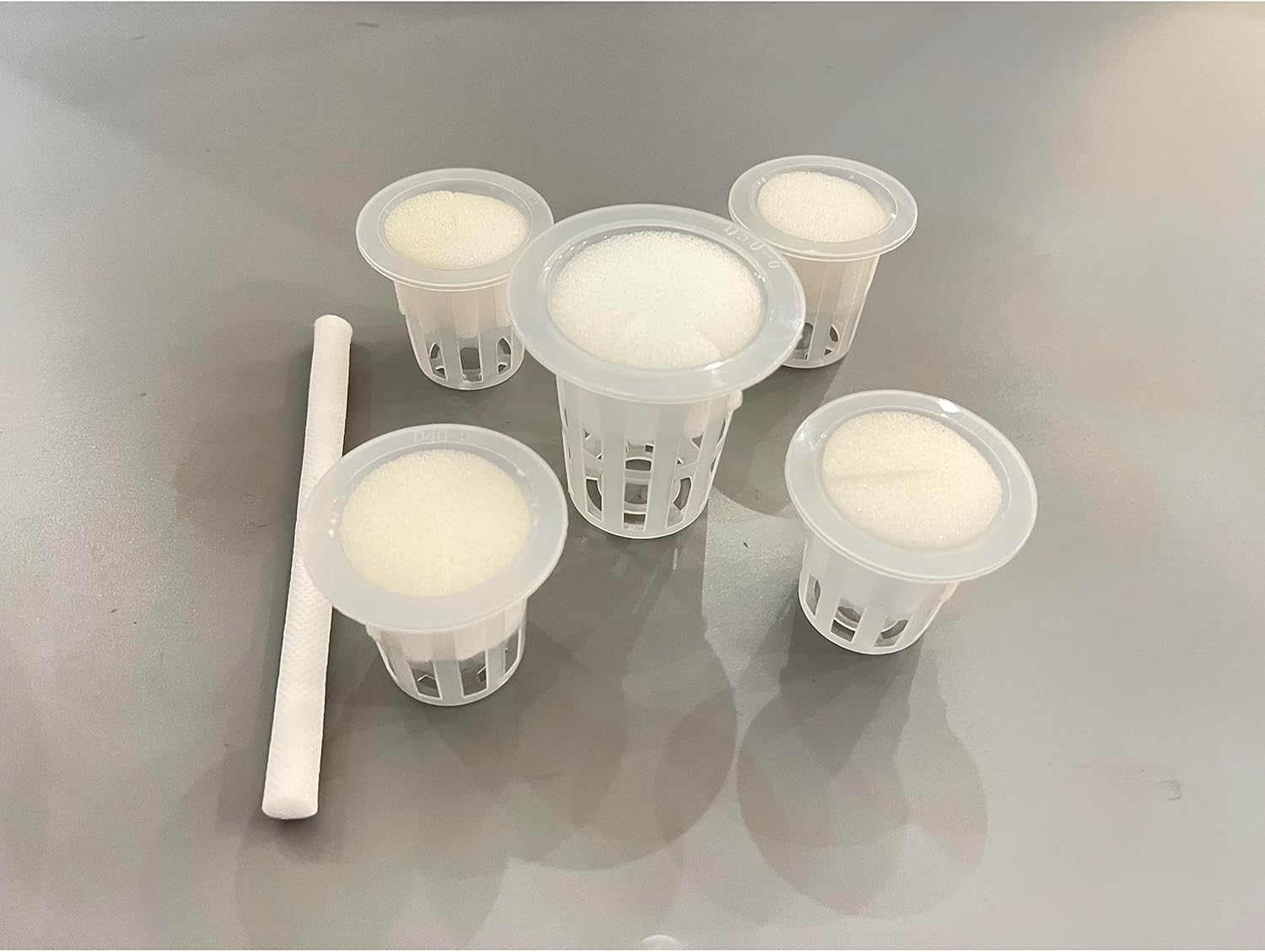 LYLEE Sistema de riego automático para plantas en maceta, paquete de 4 unidades, succión automática redonda blanca con sensor de humedad, maceta