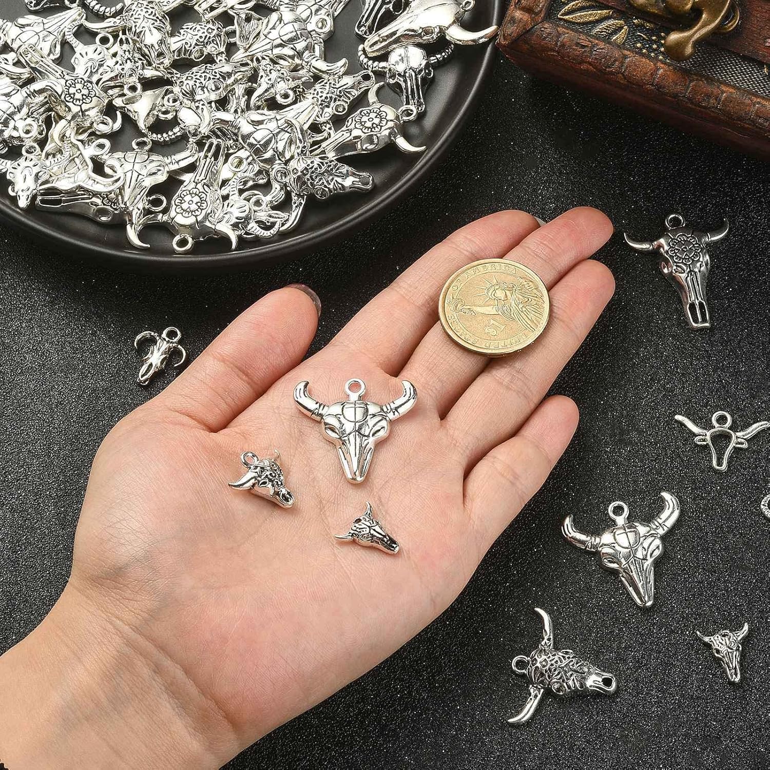 KitBeads 100 dijes de cabeza de ganado tibetano, estilos mixtos, dijes de calavera de ganado, dijes de calavera de vaca de plata antigua para hacer