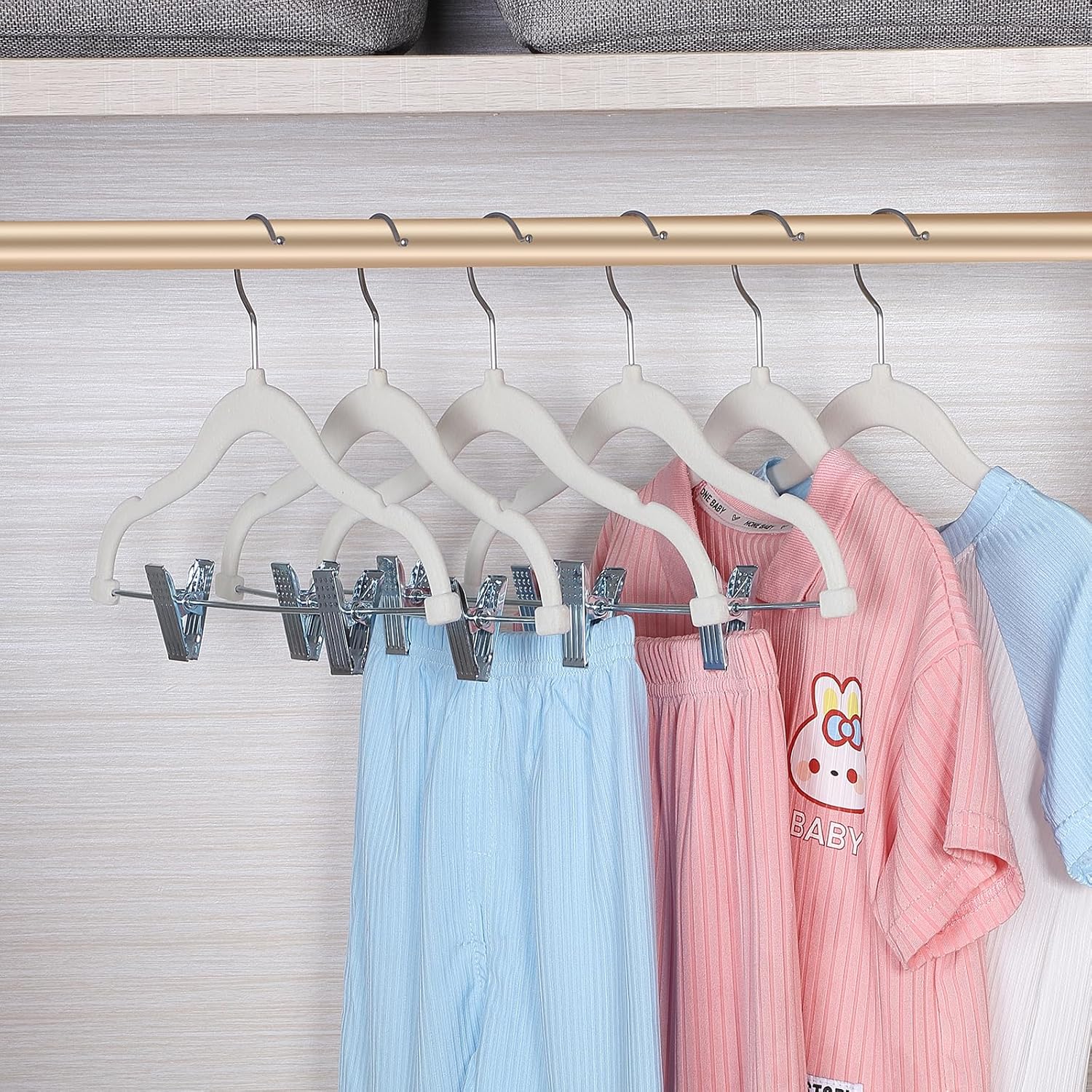 Perchas de terciopelo para faldas para niños, paquete de 24 perchas de terciopelo para bebé con clips ajustables, perchas para pantalones, ahorro de