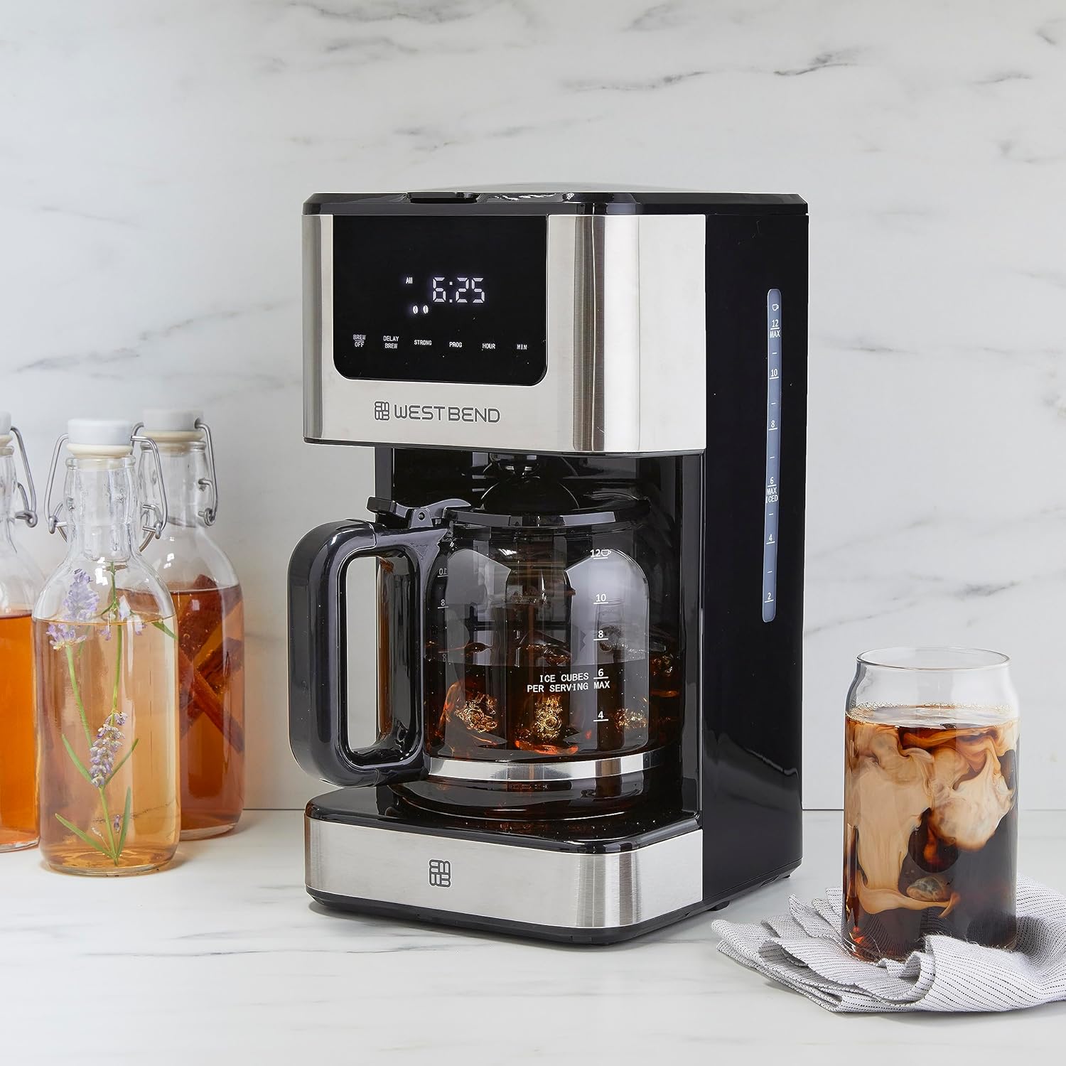 West Bend Cafetera de goteo que prepara caliente o helado, programable con selector de fuerza de preparación y apagado automático y 6 funciones con