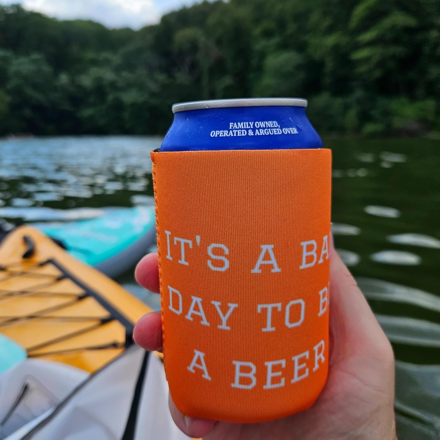 It’s a Bad Day To Be A Beer (paquete de 4) (6 colores) – Funda enfriadora de latas para fiestas en estacionamiento, campo de golf, fiestas al aire