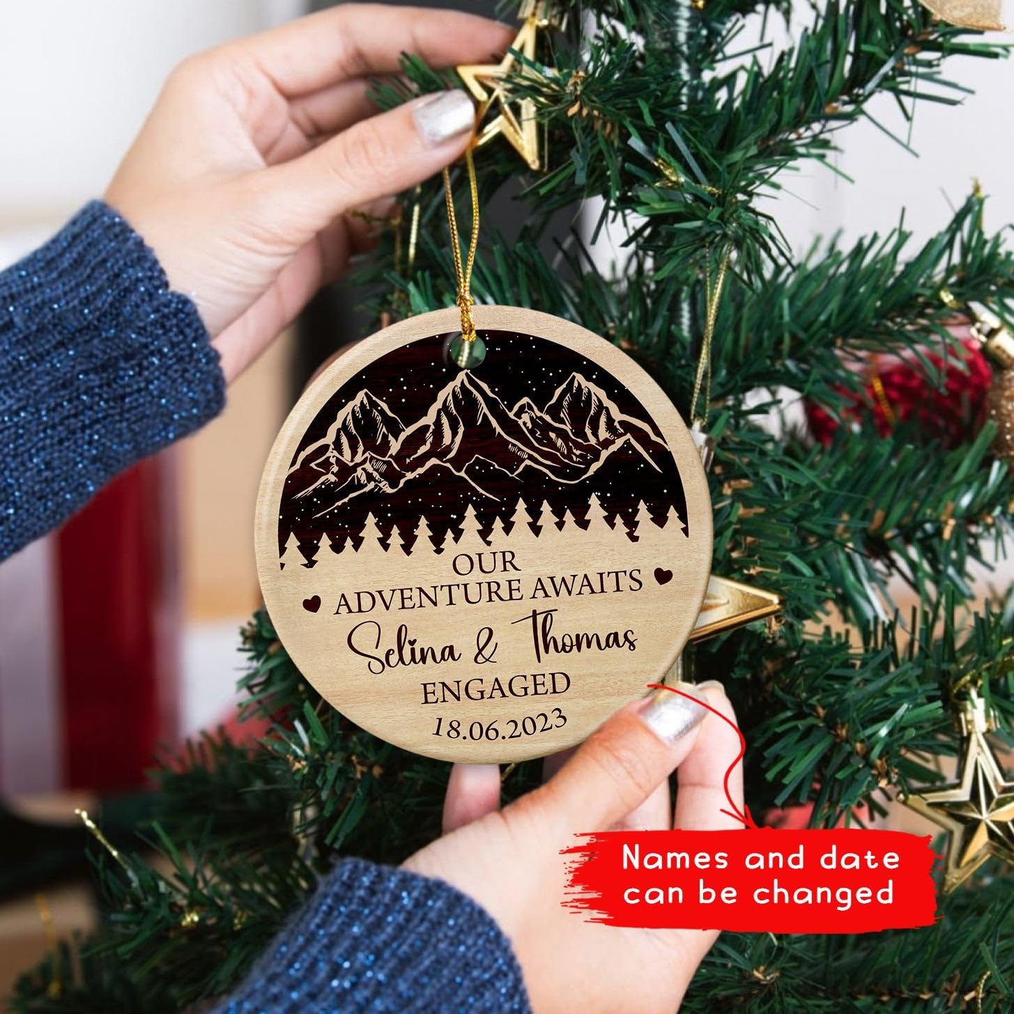 Adorno de cerámica con texto en inglés “Our Adventure Awaits Engaged”, adorno personalizado para la primera Navidad 2023, recuerdo de pareja de