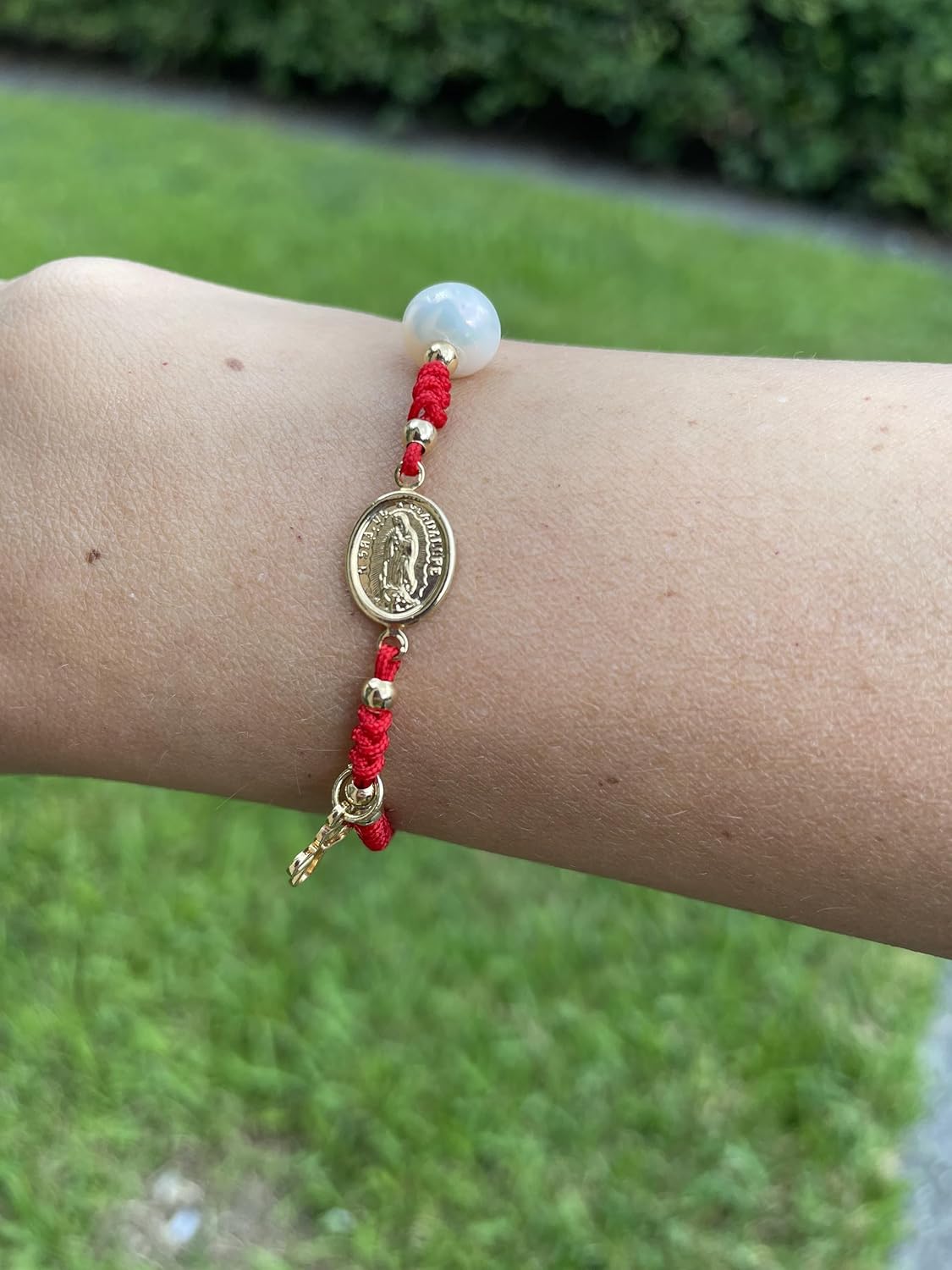 Red String Bracelet Guadalupe Virgin with Cultured Freshwater Pearl for Women – Pulsera roja virgen de guadalupe y Perla cultivada – Vero Silva