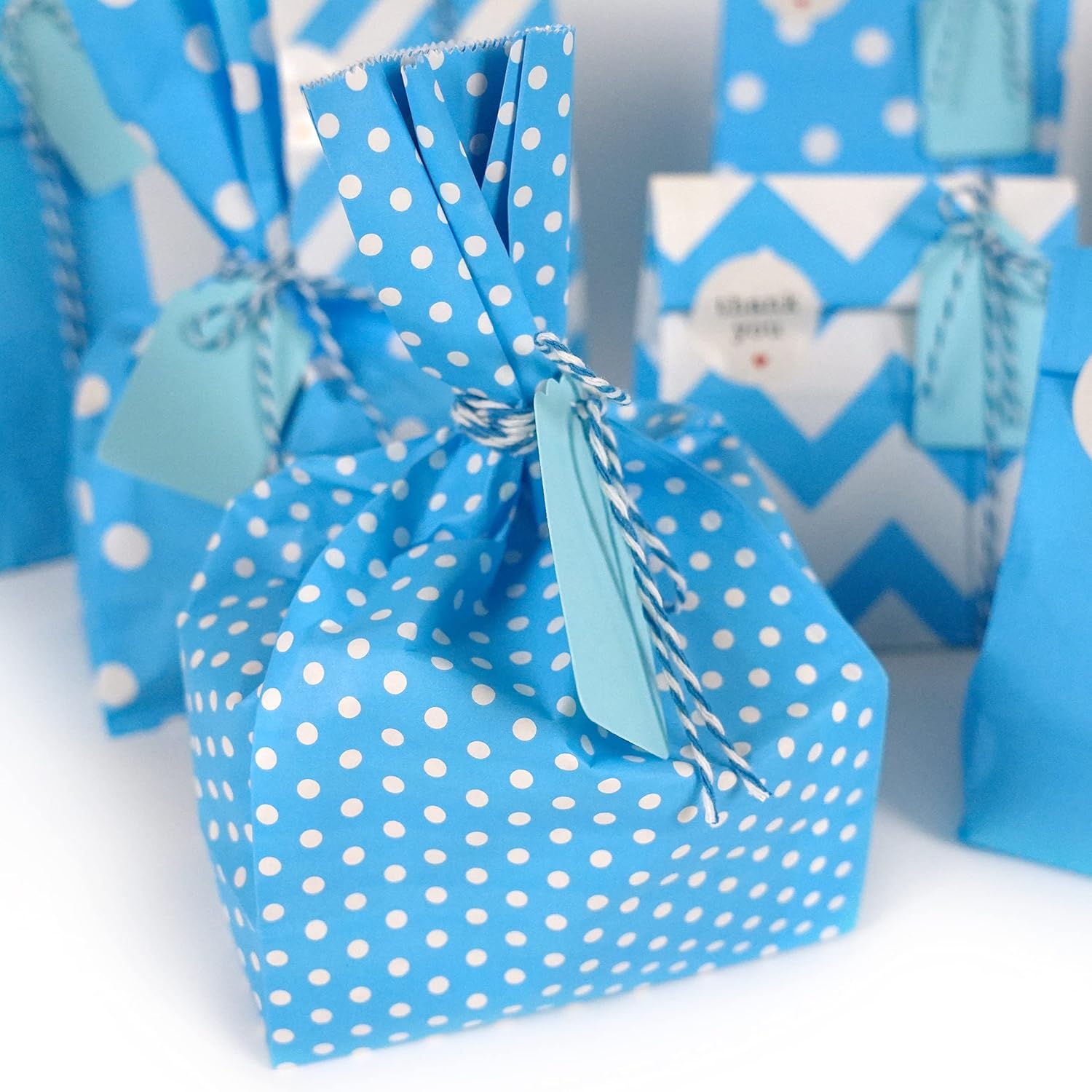 SMINTINE Paquete de 30 bolsas de regalo azules con calcomanías de agradecimiento, etiquetas de papel, cuerda de algodón azul para panaderos, 5 x 3 x