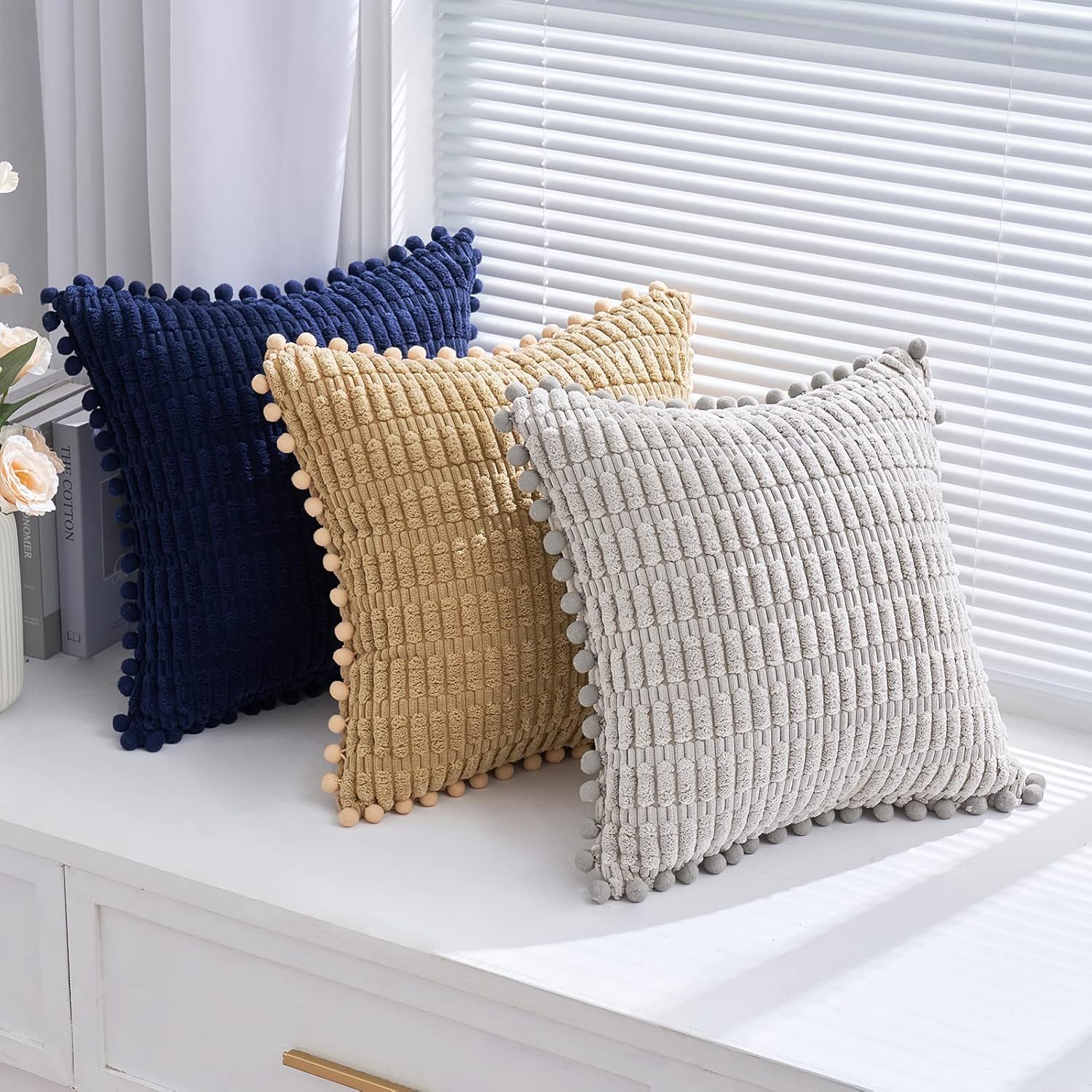 EMEMA Juego de 2 fundas de almohada decorativas de pana de 18 x 18 pulgadas con pompones de rayas bohemias suaves y modernas para decoración del
