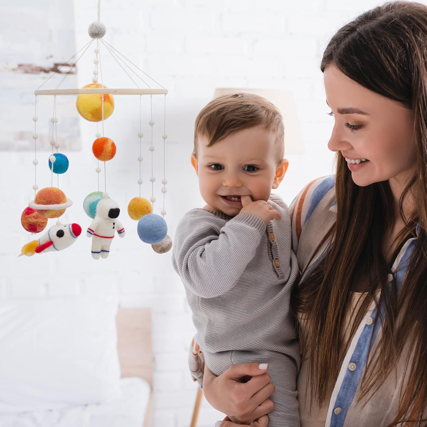Glaciart One Space Nursery Fieltro Móvil  Decoración colorida para cuna, habitaciones de bebé, hecho a mano, madera segura para niños, fieltro de