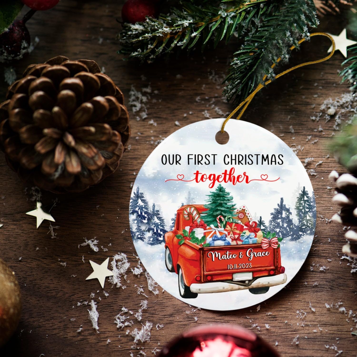 Adorno de Navidad con texto en inglés Our First Christmas Together Married Christmas 2024, auto rojo, fecha de nombre personalizado, para recién