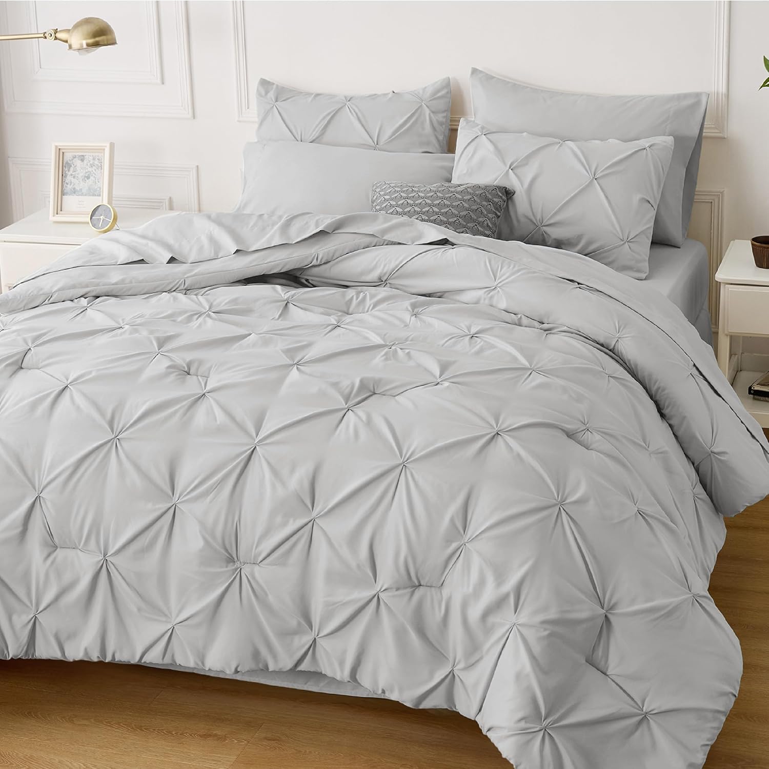 Bedsure Juego de edredón gris claro tamaño King  Juego de ropa de cama King de 7 piezas, ropa de cama con pintuck en una bolsa, juego de cama verde