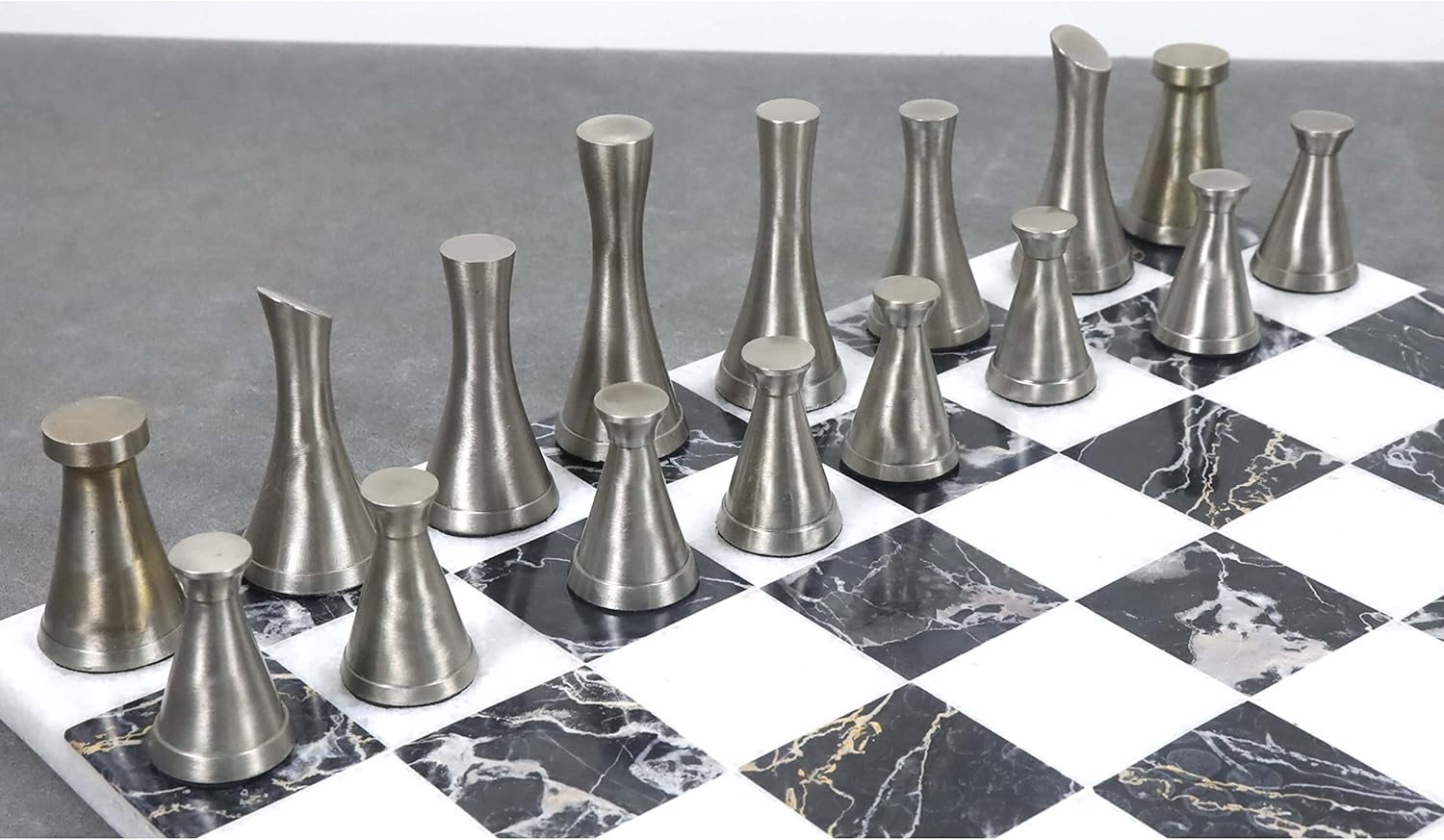 Royal Chess Mall – Juego de piezas de ajedrez de lujo de metal de latón de la serie Tower de 3.1″ – Plata y antiguo