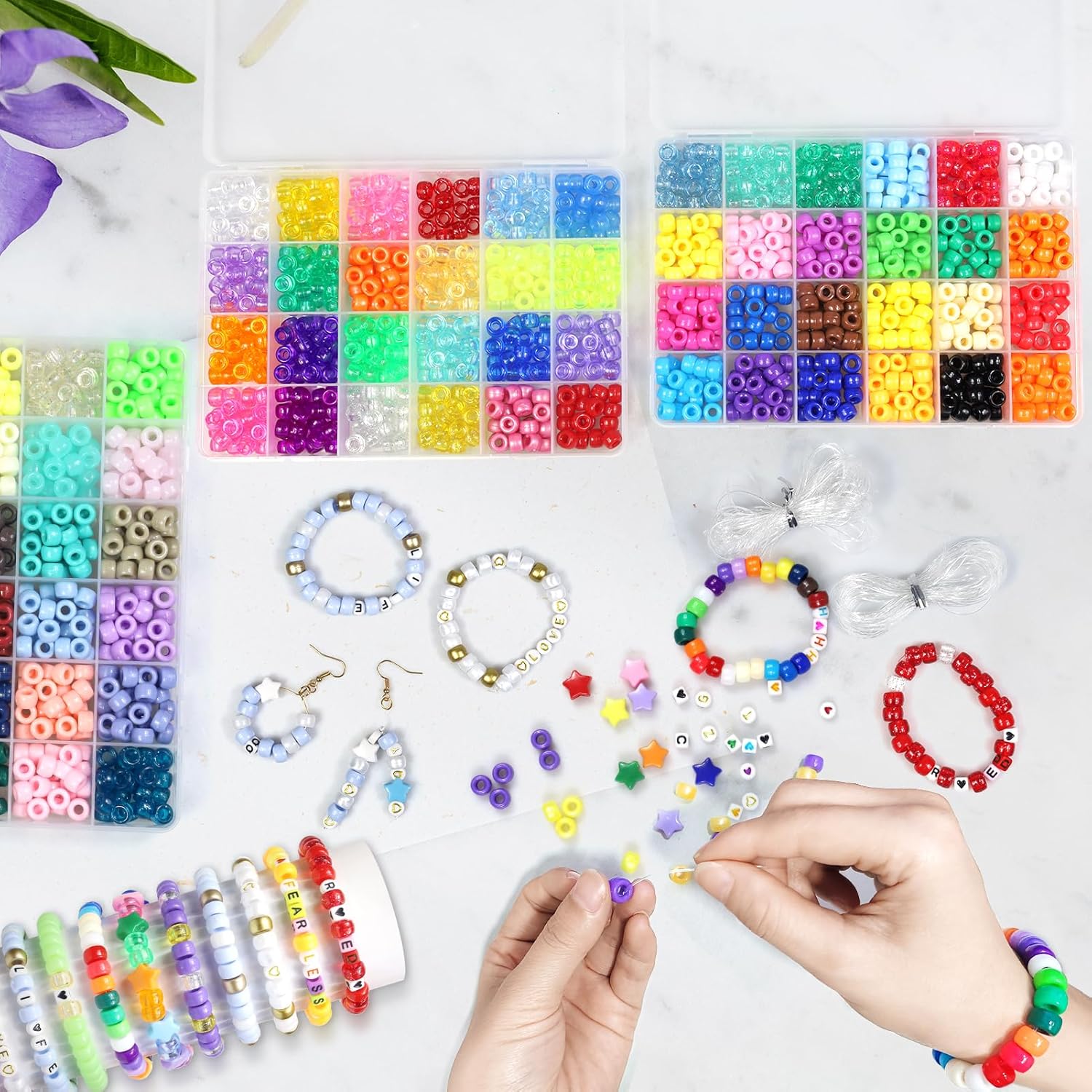 BIBOKLTIY Kit de fabricación de pulseras de cuentas de poni, 108 colores para pulseras de amistad, 3600 cuentas Kandi con cuentas de letras y