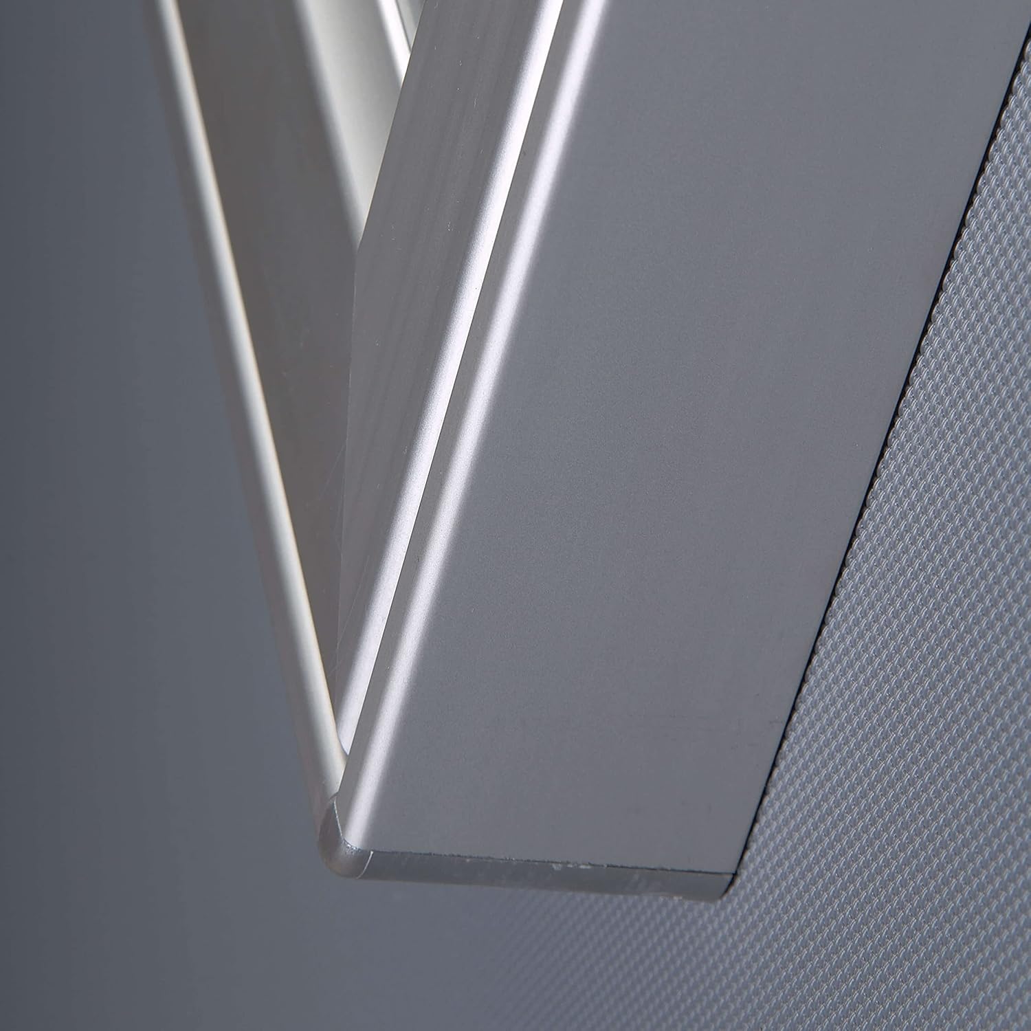 M&T Displays Tablón de anuncios magnético de alta calidad de aluminio de 32.28 x 42.52 pulgadas, tablero de anuncios plateado para exteriores,