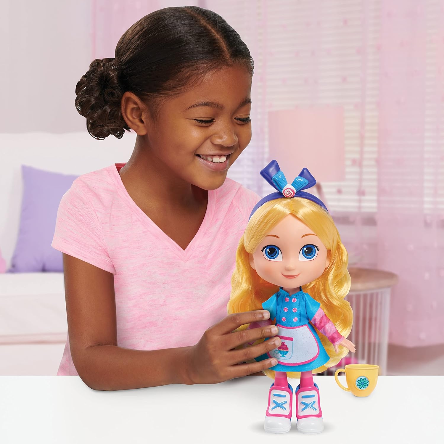Just Play – Muñeca y accesorios de Alice’s Wonderland Bakery de Disney Junior para niños de 3 años en adelante