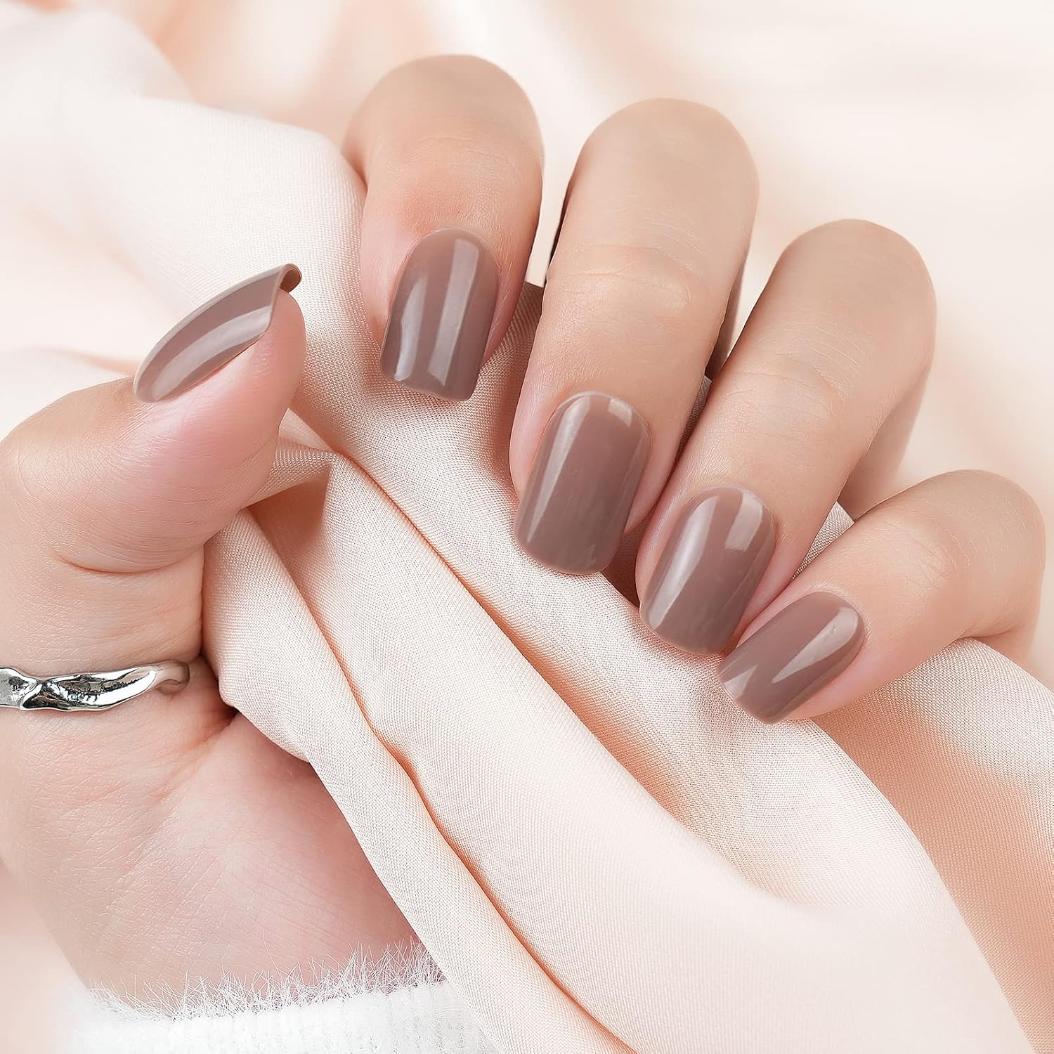 Uñas postizas cortas a presión, cuadradas marrones, acrílicas brillantes, sólidas, naturales, 24 piezas de uñas postizas con diseños, kit de arte de