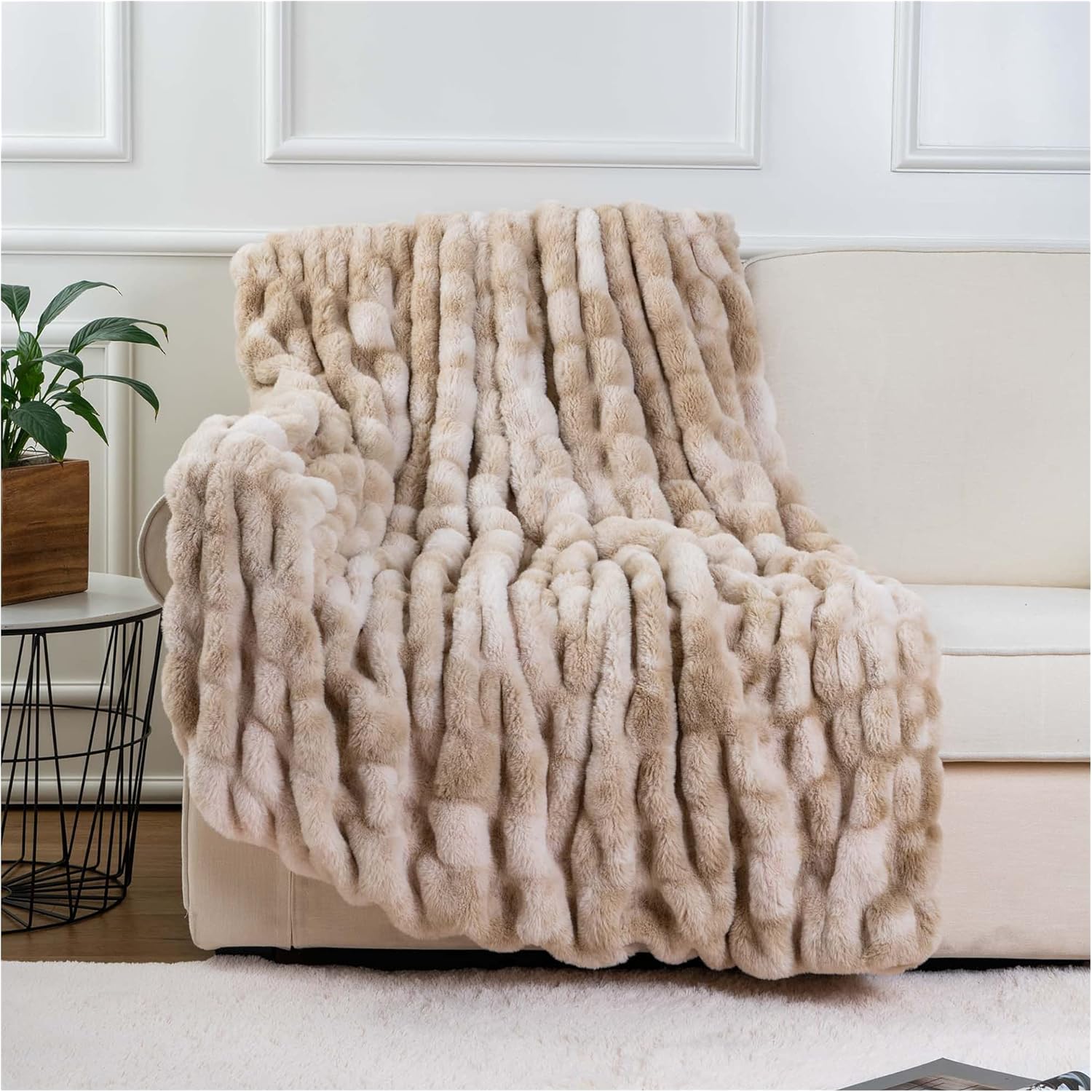 BATTILO HOME Manta fruncida de piel sintética suave, color beige, mullida, elegante, con manta de visón reversible para sofá, silla, sofá, sala de