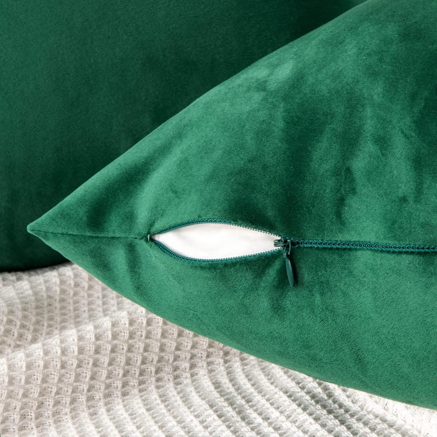 Yonous Juego de 4 fundas de cojín decorativas de terciopelo suave para sofá, dormitorio o automóvil, 16 x 16 pulgadas, verde esmeralda