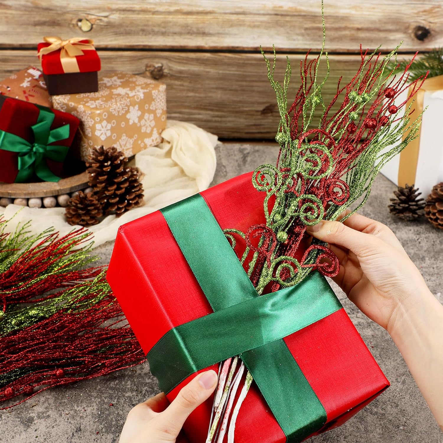 48 piezas de tallos de bayas rizadas de Navidad de 17 pulgadas y 12 pulgadas con purpurina artificial roja y verde de 17 pulgadas, ramas decorativas