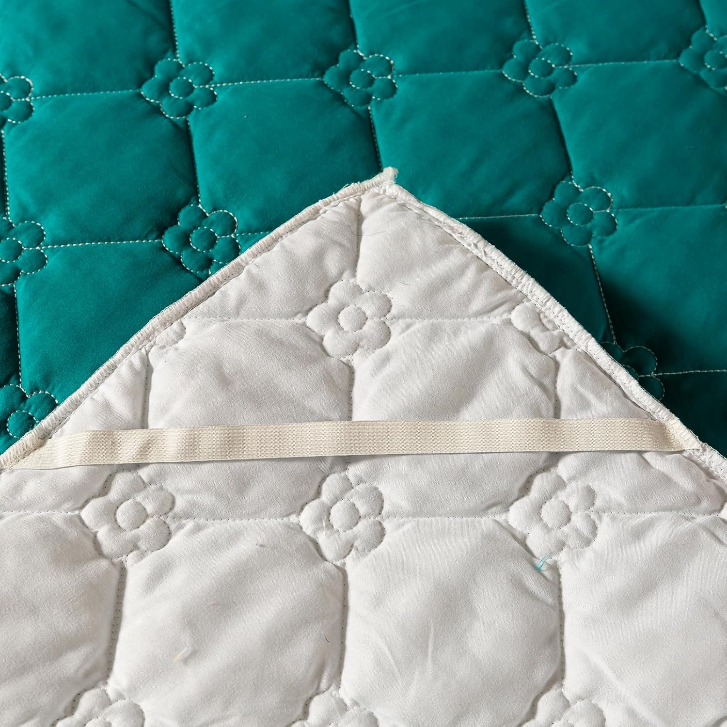 Falda de cama verde oscuro, faldas de cama tamaño King, 78 x 80 pulgadas, sábana bajera ajustable con volantes, clip de algodón de 18 pulgadas,
