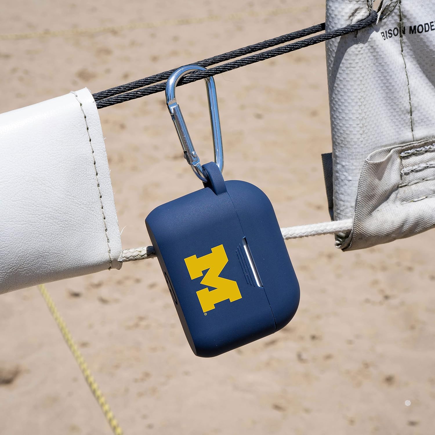 Affinity Bands Michigan Wolverines – Paquete combinado de correa deportiva de silicona y funda compatible con Apple Watch y AirPods Pro