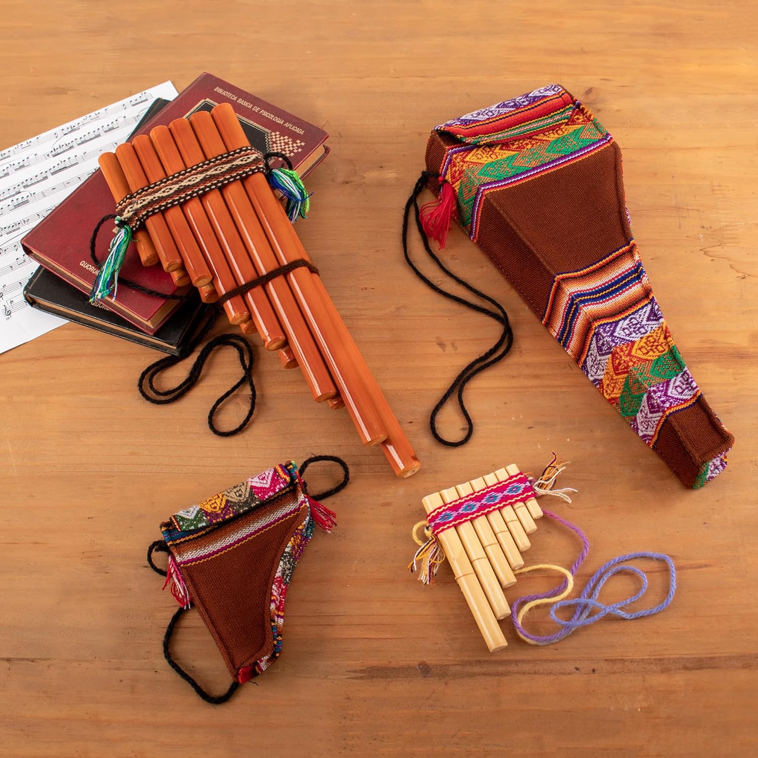 NOVICA Juego de panpipes de bambú andino de zampona con detalles textiles y estuche de transporte, par de 1 grande y 1 pequeño, Serenata Inca