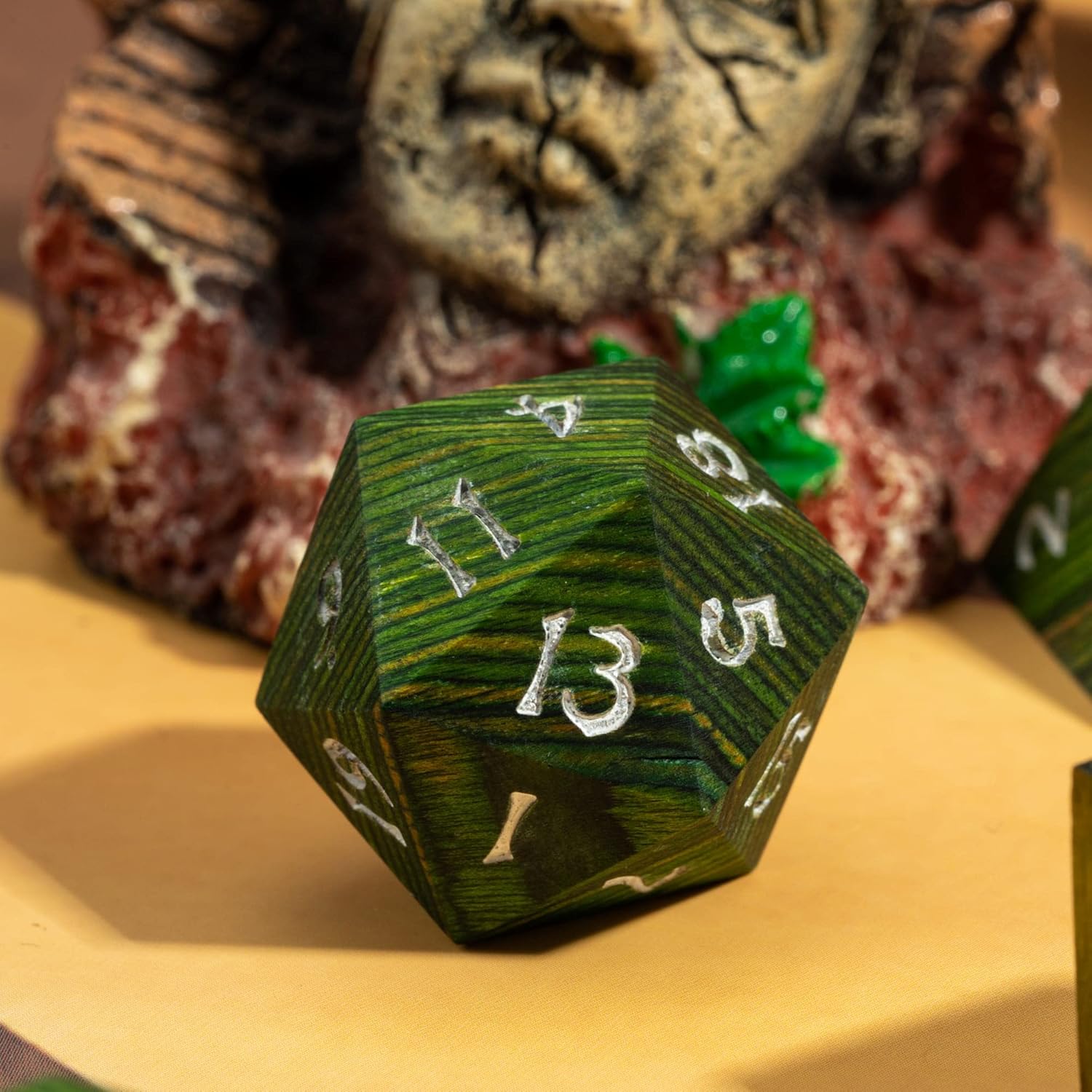 Juego de 7 dados DND poliédricos de madera verde con caja de metal para juegos de rol de Calabozos y Dragones MTG (rayas verdes hierba)
