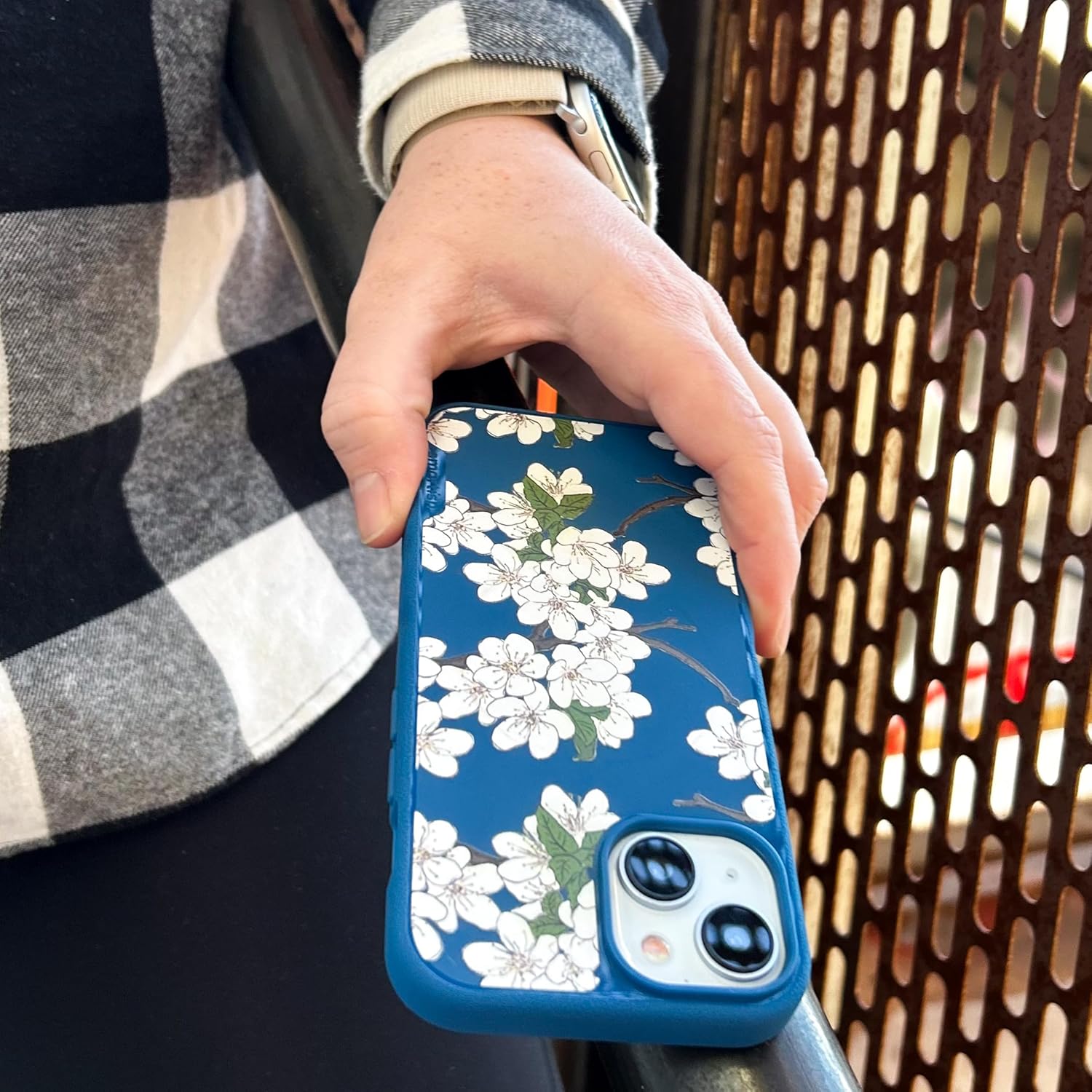 Smartish Funda magnética para iPhone 15 Plus, Gripmunk compatible con MagSafe ligera + protectora, funda de agarre delgadafina con forro de