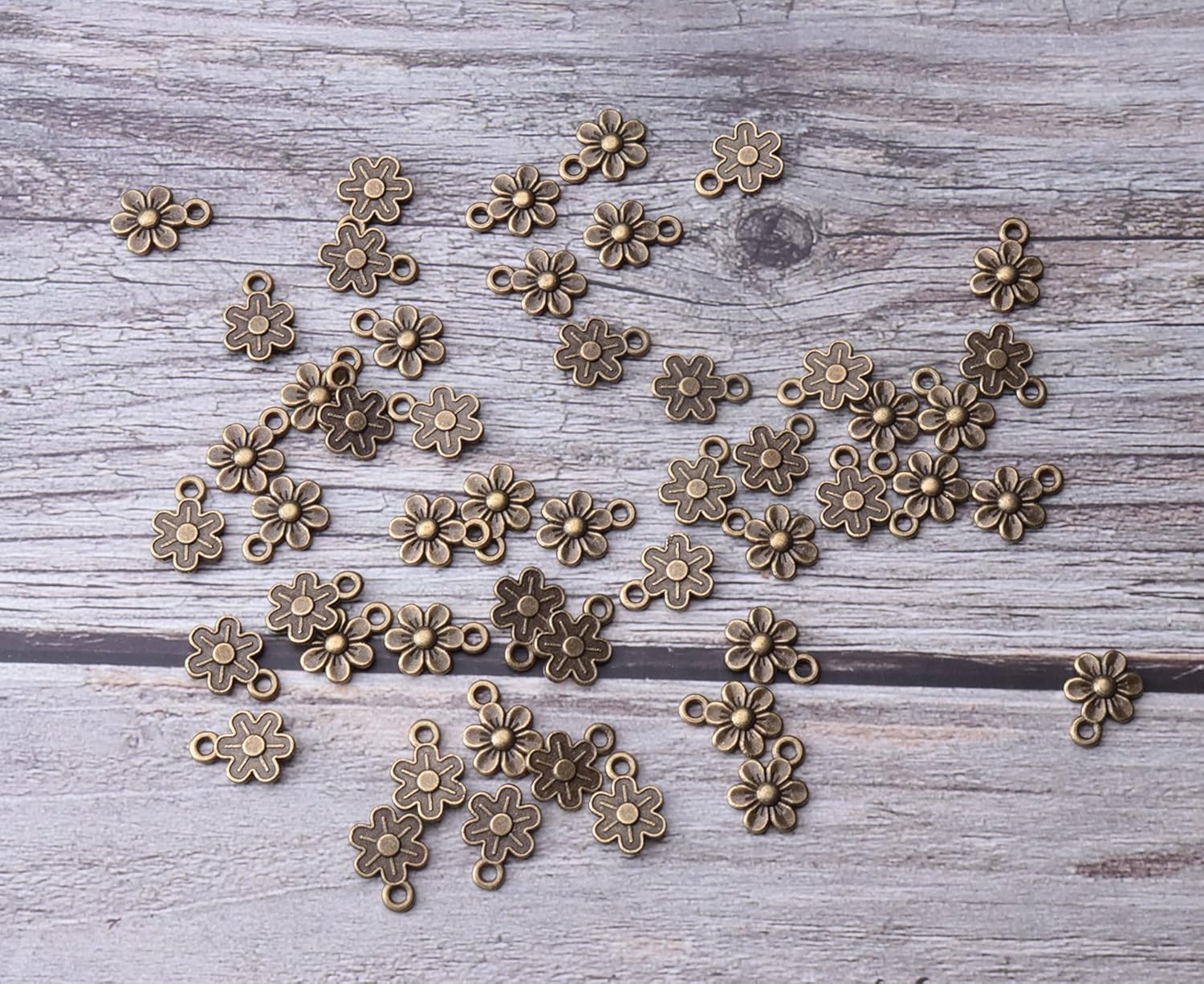 Ruwado 50 dijes de flores pequeñas de metal, vintage, lindos colgantes de flores pequeñas vintage para hacer joyas, kit de pulseras, collares,