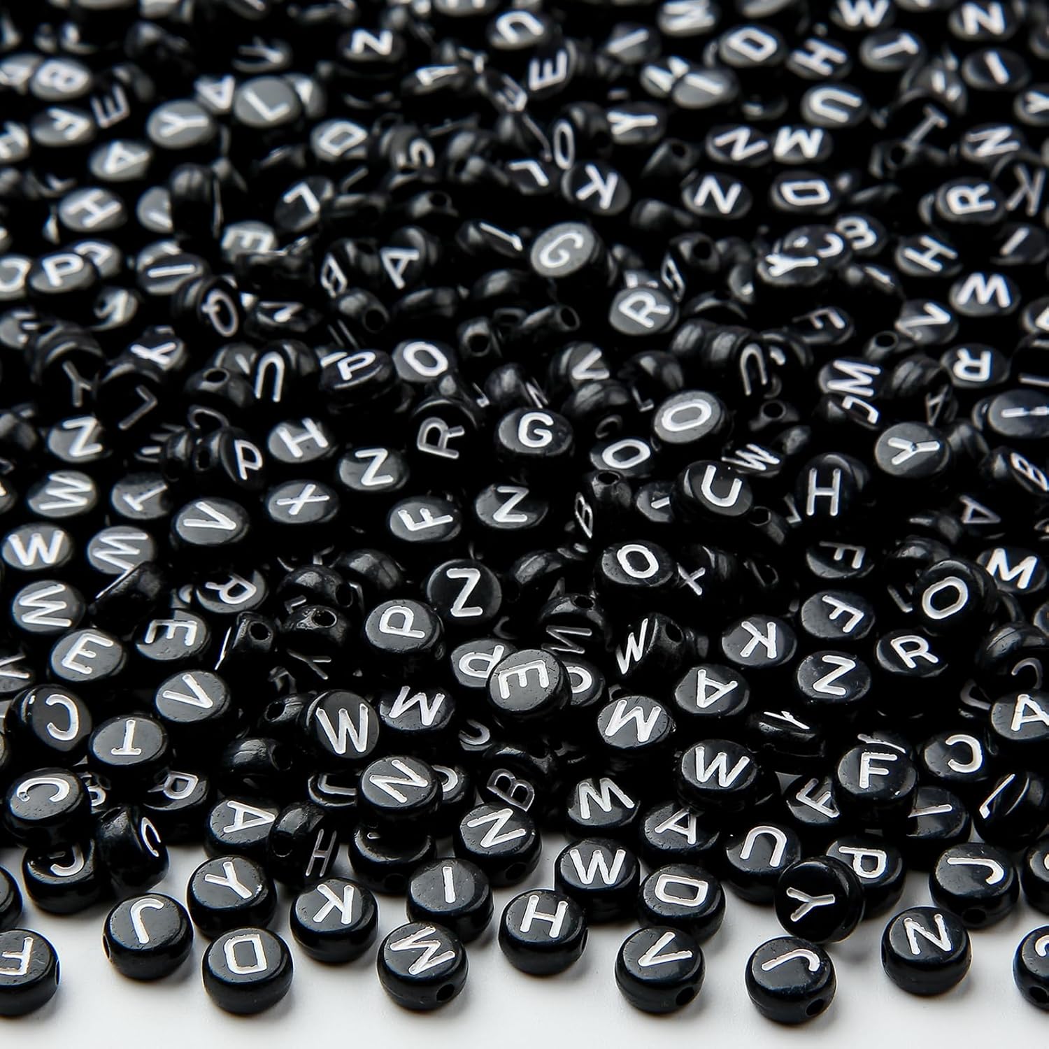 CYEENUT – 1200 cuentas de letras, negras con cuentas de letras blancas, cuentas acrílicas de 0.157 x 0.315 pulgadas para hacer joyas y pulseras