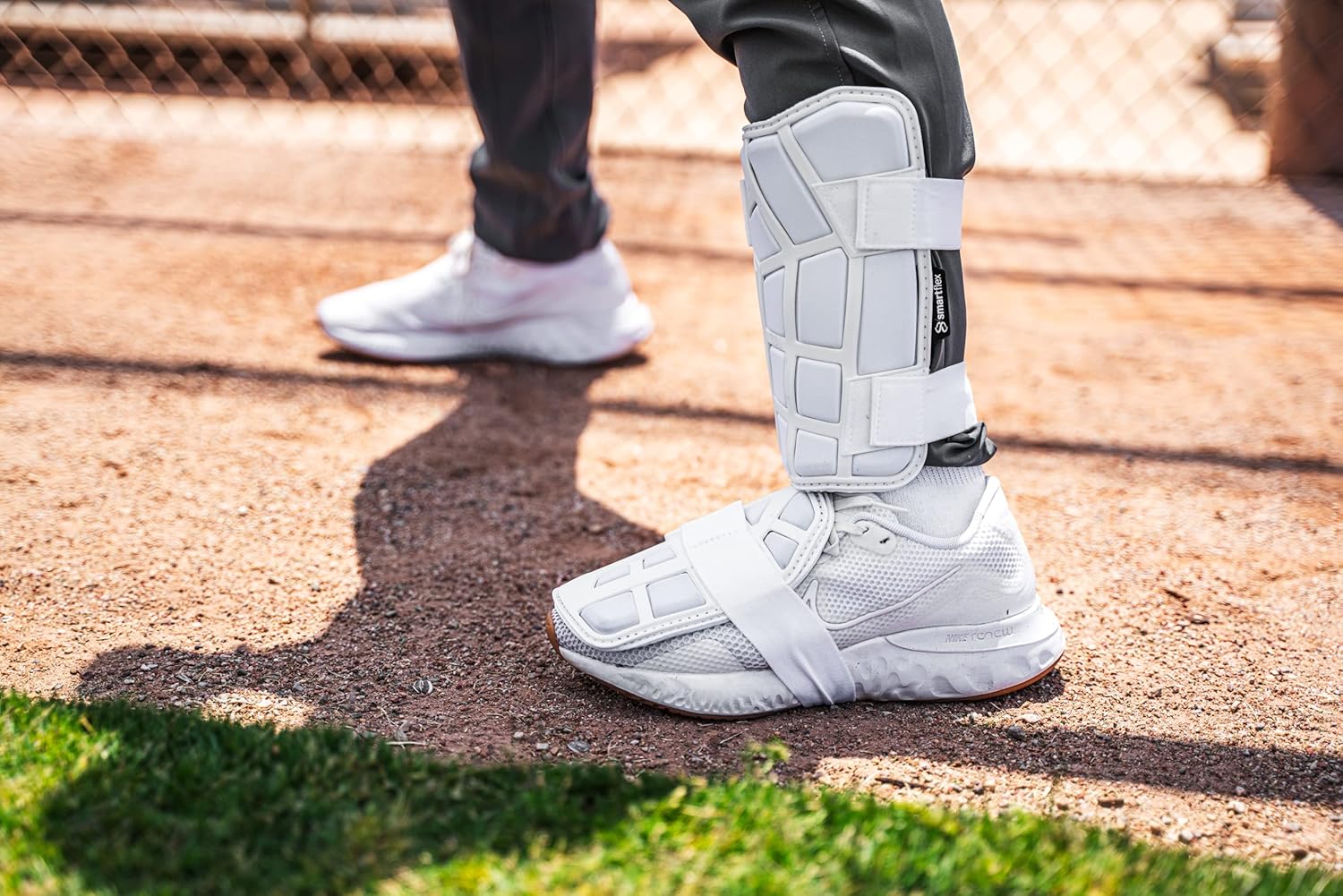 Easton  Protector protector de piernas  Béisbol y sóftbol  Opciones para adultos y jóvenes  Opciones de pierna derecha e izquierda  Varios colores